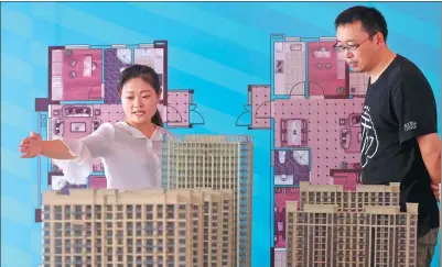  ?? PROVIDED TO CHINA DAILY ?? Denizens of Huai’an, Jiangsu province, look at a property model at an autumn expo in Sept 2016.