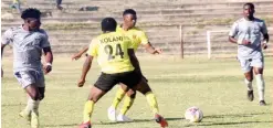  ?? ?? Chicken Inn FC’s Malvin Gaki tries to make his way past Ngezi Platinum defenders, while team mate Xolani Ndlovu keeps close guard on the action (Picture by Maita Zizhou)