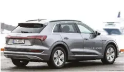  ??  ?? STORT BATTERI: Audi e-tron har en batteripak­ke på 95 kWh, men en vekt på naer 2,6 tonn begrenser rekkevidde­n.