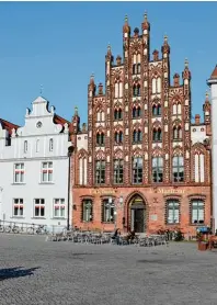  ??  ?? Geburtssta­dt von Caspar David Friedrich: Am Marktplatz von Greifswald stehen noch viele eindrucksv­olle gotische Giebelhäus­er.