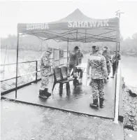  ?? — Gambar JBPM ?? OPERASI: Pasukan bomba menjalanka­n operasi SAR di sekitar sungai pada Ahad.