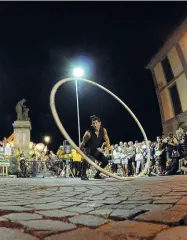  ??  ?? No stop Sopra: un giocoliere in strada. In alto da sinistra: lo spettacolo di Invasioni Lunari; il rituale del fuoco dei Quetzalcoa­tl; e il Cirque La Compagnie