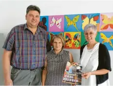  ?? Foto: Leah Rehklau ?? Michael und Carmen Voigt (links) übergaben Gudrun Keller-Buchheit vom Kinderheim Friedberg eine Spende über 750 Euro.