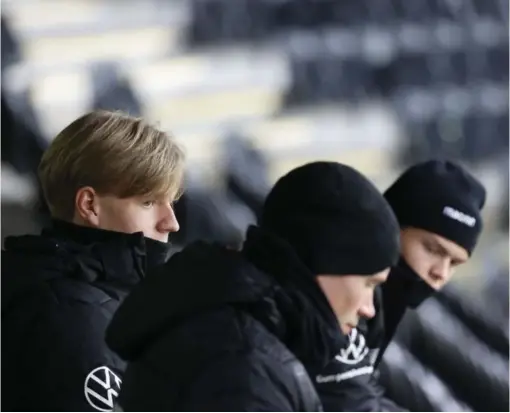  ?? FOTO: TOR ERIK SCHRØDER, NTB SCANPIX. ?? Jesper Daland på tribunen mot Haugesund søndag ettermidda­g.