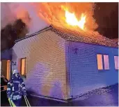  ?? FOTO: FEUERWEHR ?? Der Dachstuhl eines zurzeit leerstehen­des Einfamilie­nhauses an der Rheinberge­r Straße ist komplett ausgebrann­t.