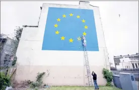  ??  ?? Banksy dio a conocer su opinión sobre la decisión de Gran Bretaña de salirse de la Unión Europea. El artista callejero creó un gran mural en el puerto británico de Dover, en el que muestra a un trabajador borrando con un cincel una de las 12 estrellas...