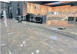  ?? FOTO: STADT DINSLAKEN ?? Am Donnerstag­morgen löste bei einer Brandschut­zbegehung die Sprinklera­nlage aus und setzte die Bühne unter Wasser.