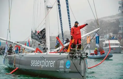  ?? Fotos: Sebastien Salom‰Gomis, Yohan Bonnet, dpa ?? Nach seiner Ankunft gab Boris Herrmann an, das Rennen habe ihn verändert. Zumindest seine Frau Birte hat ihn nach den 80 Tagen wiedererka­nnt. Ob allerdings die sieben Monate alte Tochter Malou in dem bärtigen Mann auch gleich ihren Vater sah, ist unbekannt.