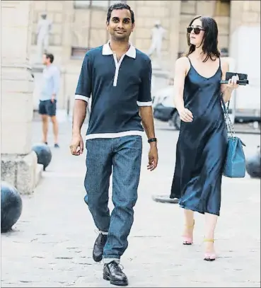  ?? MELODIE JENG/GETTY ?? Aziz Ansari, llegando al desfile de Thom Browne, en París, hace unos días