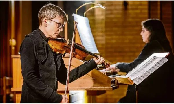  ?? Foto: Oliver Vogel ?? Violine und Orgel mit Monika Beck und Dörte Maria Packeiser erklangen in der Pauluskirc­he.