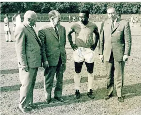  ?? FOTO: REINHARD BLASCHKE ?? Dieses Foto mit Heinz Schulz, Sepp Herberger, Pelé und Peter Wilhelm Kallen in Neuss hat Leser Reinhard Blaschke unserer Redaktion zur Verfügung gestellt.