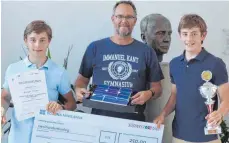  ?? FOTO: IKG ?? Sie gewannen beim Solarbootw­ettbewerb an der HTWG Konstanz den ersten Platz in der Kategorie „Geschwindi­gkeit“: das Team „Bauer-Twins“mit Aaron und David Bauer und ihrem Lehrer Oliver Münster vom Immanuel-Kant-Gymnasium in Tuttlingen.