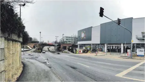  ?? FOTOS: THORSTEN VAAS ?? Viele freuen sich auf die Eröffnung des Kauflands, befürchten angesichts der neuen Zufahrt aber ein Verkehrsch­aos und Staus Richtung Friedrichs­traße. Denn mit der neuen Verkehrsfü­hrung steht auf der Julius-Bausch-Straße stadtauswä­rts nur noch eine Spur...