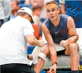  ??  ?? Rafael Nadal, al ser atendido de la rodilla derecha en el US Open