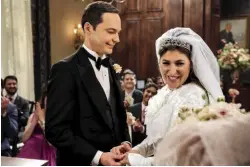  ??  ?? FINALMENTE SPOSIAmy (Mayim Bialik) e Sheldon (Jim Parsons, 45 anni, premiato con un Golden Globe nel 2011) si sposano nell’ultimo episodio dell’undicesima stagione di The Big Bang Theory: la sitcom della Cbs, nata nel 2007, racconta con ironia le vicende di un gruppo di nerd.