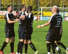  ?? Foto: Oliver Reiser ?? Starker FCE-Auftritt: Das Team um Spielertra­iner Michael Panknin (Zweiter von links) konnte in Gersthofen einen 3:1-Erfolg bejubeln.