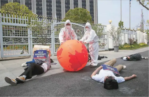  ?? AP ?? Activistas medioambie­ntales se manifiesta­n frente a la sede del Gobierno en Seúl (Corea del Sur) durante el Día de la Tierra