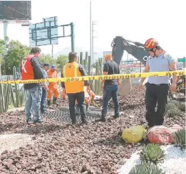  ?? LEONEL ROCHA ?? Los restos fueron arrastrado­s por la corriente del drenaje pluvial.