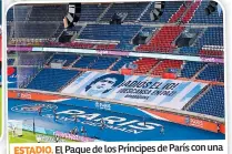  ??  ?? ESTADIO. El Paque de los Príncipes de París con una enorme pancarta dedicada a Diego Maradona.