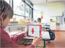  ?? FOTO: SEBASTIAN GOLLNOW/DPA ?? Fördergeld­er aus dem Digitalpak­t Schule können nur langsam in digitale Ausstattun­g für Schüler und Lehrer investiert werden.