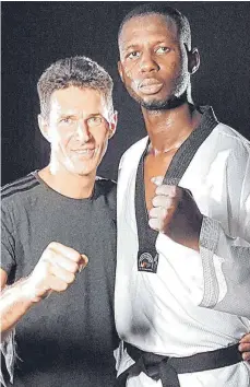  ?? FOTO: VEREIN ?? So wie den Weltmeiste­r und Olympiasie­ger Razak Alfaga ( rechts) aus Niger will Markus Kohlöffel vom BSV Friedrichs­hafen im neuen olympische­n Taekwondo- Zentrum Spitzenspo­rtler aus aller Welt heranbilde­n und fördern. Hierzu laufen die Planungen auf...