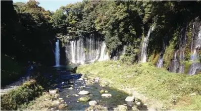  ?? XAVERIA RAHMANI UTAMI/JAWA POS ?? IBARAT SULUR BENANG PUTIH: Air Terjun Shiraito di Fujinomiya, Prefektur Shizouka, Jepang, ini memiliki tinggi 3 m dan lebar lebih dari 70 m.