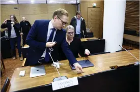  ?? FOTO: MARTTI KAINULAINE­N/LEHTIKUVA ?? Advokat Anu Koivu (till höger) represente­rar MV-lehtis grundare Ilja Janitskin
■ i Helsingfor­s hovrätt.