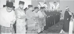  ?? — Gambar Bernama ?? MAKMUM: Sultan Sharafuddi­n (tiga kiri) berkenan menunaikan Solat Sunat Aidiladha yang diimamkan oleh Imam Besar Masjid Sultan Salahuddin Abdul Aziz Shah (MSSAAS) Ustaz Muhammad Farhan Wijaya (kanan) di MSSAAS, Shah Alam, semalam.