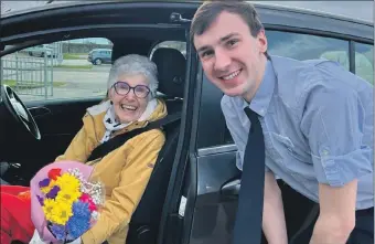  ?? ?? Edith McKellar was delighted to receive flowers from Coop store manager Jack Coggins.