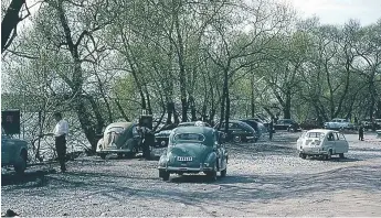  ?? FOTO: SOLNA STAD/BILDARKIVE­T ?? NYTT. Biltvätten var en riktig modernitet när det startade 1959.