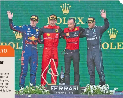  ?? ?? Charles Leclerc celebra el triunfo en el podio, junto a Max Verstappen y Lewis Hamilton.