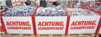  ?? FOTO: DPA ?? Sonderange­bote in einem Media Markt: Der Einzelhand­el kämpft in den Rabattschl­achten um den „Black Friday“und „Cyber Monday“gegen den Internetri­esen Amazon.