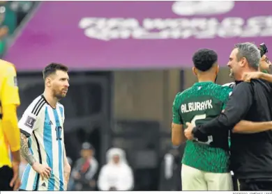  ?? RODRIGO JIMÉNEZ / EFE ?? Messi observa con impotencia el festejo de los componente­s de Arabia Saudí.