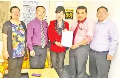  ??  ?? Wong (centre) receives the official letter from the State Education Department while inviting Tham (second right) as the special guest of the competitio­n.