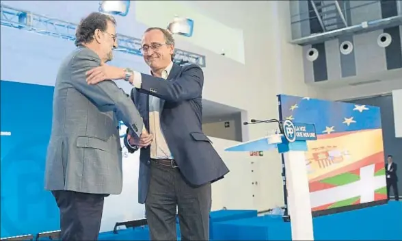  ?? DAVID AGUILAR / EFE ?? Mariano Rajoy junto Alfonso Alonso en el acto de cierre de campaña