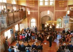  ?? Foto: Mayer ?? Aus allen Luken der Synagogene­mpore guckten und sang ein Großteil der mehr als 90 Kinder des Chors der Bayerische­n Staatsoper zum Spiel der Darsteller und der Musi ker aus dem Staatsorch­ester und des Shalom Ensembles. „Brundibar“wurde in der Synagoge...