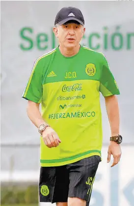  ??  ?? Juan Carlos Osorio, durante un entrenamie­nto del Tricolor