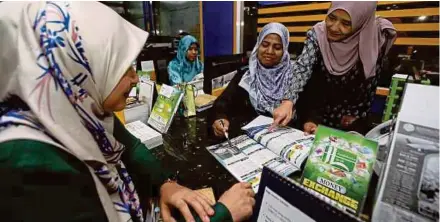  ?? (Foto Zulfadhli Zulkifli/bh) ?? Ida Riswana berbincang bersama kakitangan­nya di Wisma Andalusia, Kuala Lumpur.