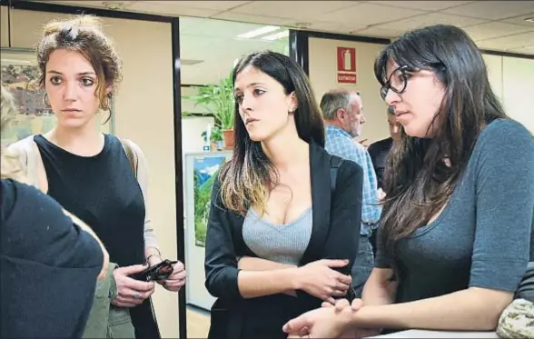  ?? NEUS MASCAROS MARTÍNEZ ?? De izquierda a derecha tres de las futuras mentoras: Joana Ariet, Patrícia Soriano y Sílvia Reyes, tras la entrevista con una psicóloga