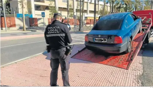  ?? D. A. ?? Un agente de la Policía Local sanciona a uno de estos taxis piratas en Roquetas de Mar.