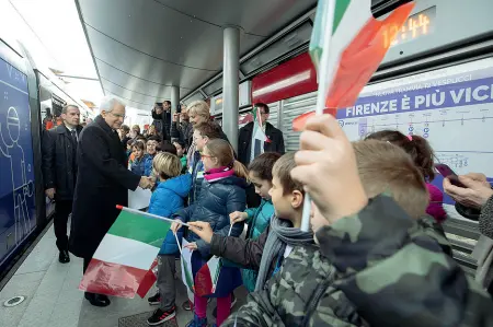  ??  ?? Il Presidente della Repubblica alla fermata del tram con i bambine dell’istituto Vespucci. A sinistra, il sindaco Nardella su Sirio