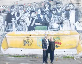  ?? (Shadi Obied) ?? HOOMAN KHALILI (left) and the writer stand in front of the mural.