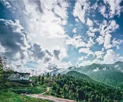  ?? FOTO: THINKSTOCK/SKYNEXT ?? Durch die Lage am Kaukasus hat Sotschi zweierlei zu bieten: Berge und Strand.