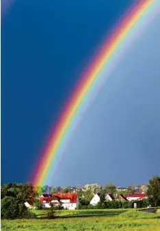  ?? Foto: Sabrina Schatz ?? Zwischen Sonne und Regen liegen hin und wieder nur Minuten – wie hier in Baben hausen (Unterallgä­u).