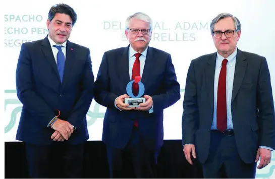  ?? ?? Bernardo del Rosal, socio fundador de Del Rosal, Adame y Segrelles, posa con el premio junto al consejero David Pérez y Francisco Marhuenda