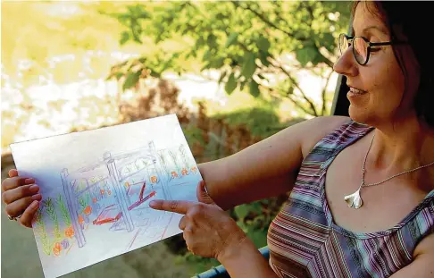  ?? FOTO: INGO GLASE ?? Kerstin Schneider, die Leiterin vom Haus Mara in Artern, zeigt einen Entwurf der Schaukelli­ege. Eine Tischlerei fertigt sie derzeit an.