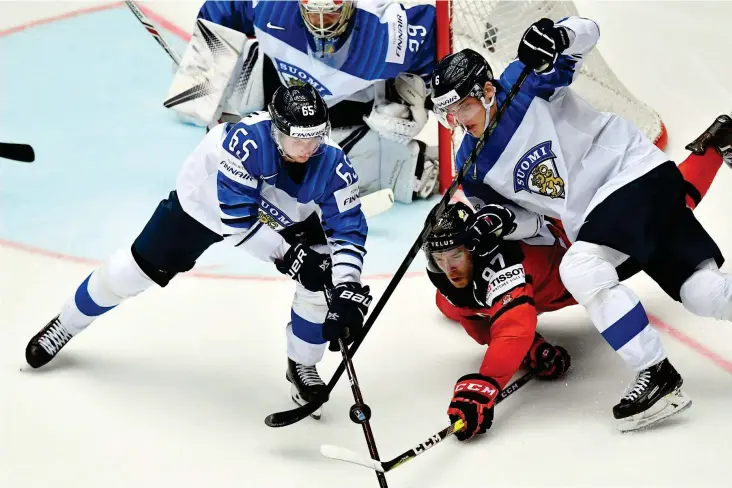  ?? FOTO: AFP / LEHTIKUVA / JOE KLAMAR ?? Sakari Manninen klarade av att spela på centerposi­tion mot självaste Connor McDavid.