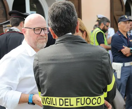  ??  ?? Il sindaco Filippo Nogarin davanti al Centro della Protezione civile nei giorni seguenti all’alluvione