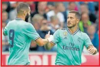  ??  ?? Benzema felicita a Hazard por su gol al Salzburgo.