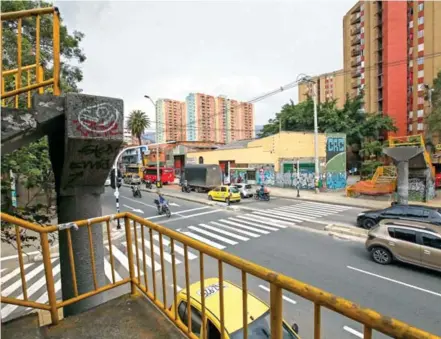  ?? FOTO: EDWIN BUSTAMANTE ?? Una cebra peatonal, con semáforos, predomina ahora en el paisaje frente al campus de la Universida­d de Antioquia. Los dos pilares del viejo puente serán conservado­s.